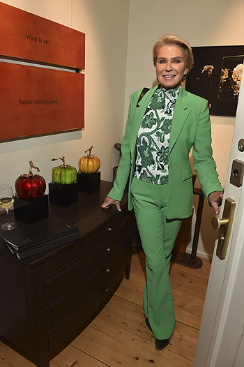 Stephanie Gräfin von Pfuel : Sarah Kronsbein & HERMANN luden zum Ausstellungs-Debüt Alice im Wunderland, Maximilianstrasse München am 12.03.2024 / Foto: BrauerPhotos / Goran Nitschke